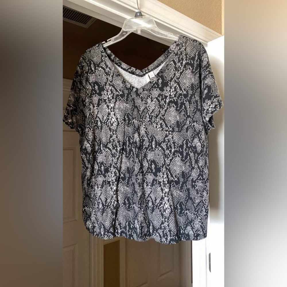 Stylish Black and Gray Snake Print Tee